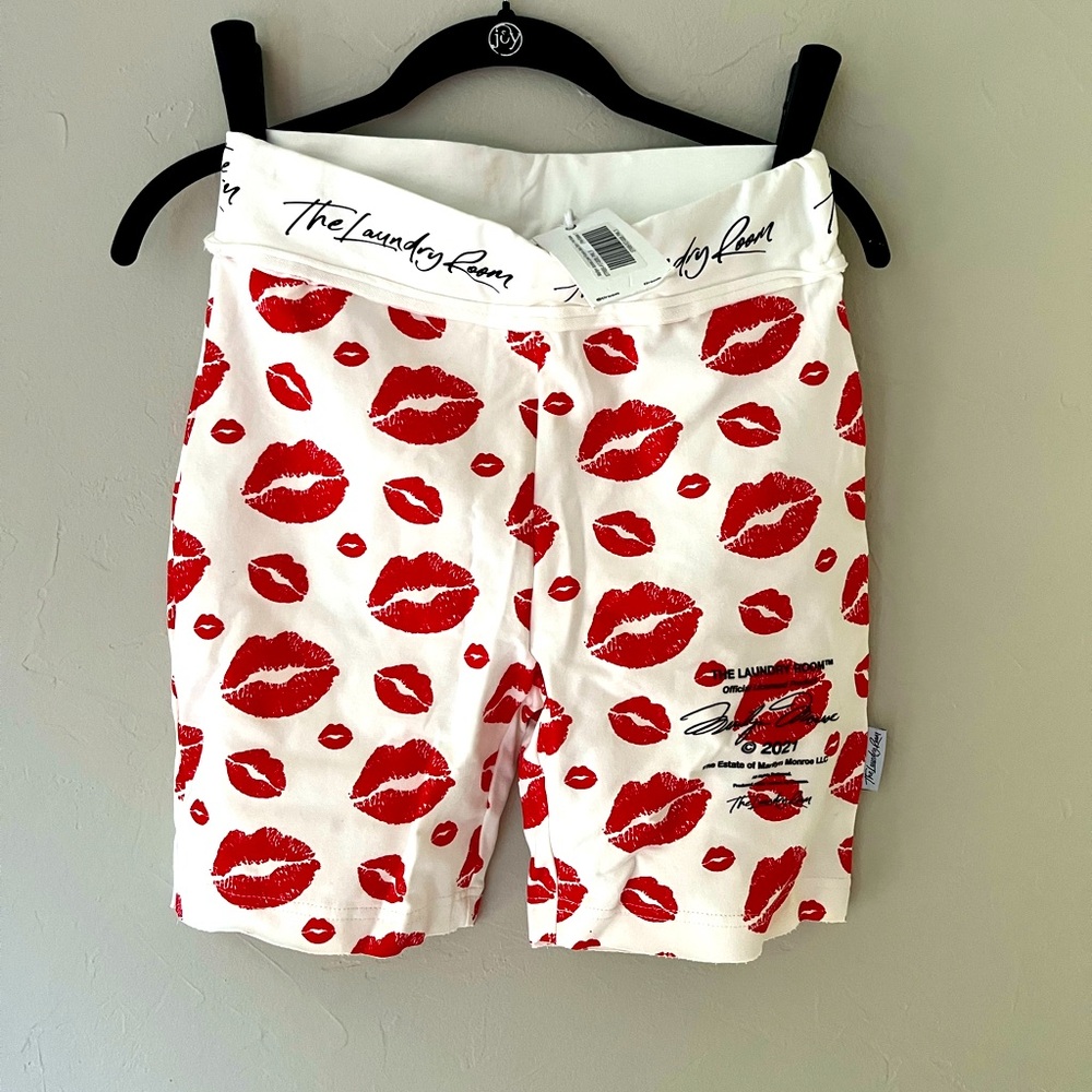 THE LAUNDRY ROOM MARILYN MONROE RUNYUN BIKER SHORTS RED KISSES S